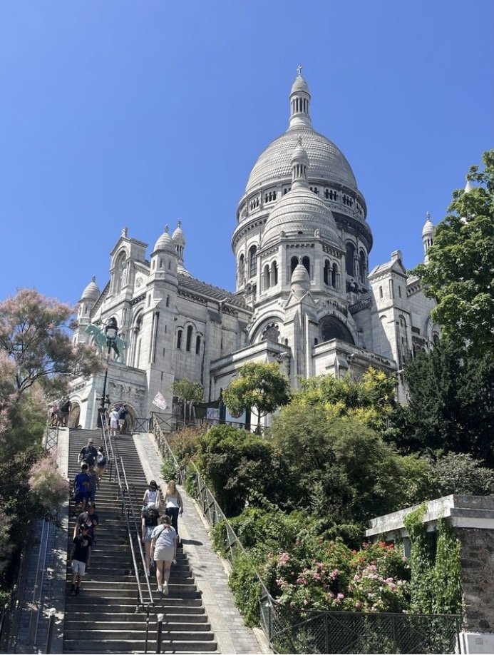 Escalier et basilique du Sacré-Cœur à Montmartre
